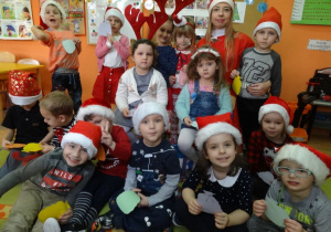 Dzieci z grupy Motylki z pomocnikiem Świętego Mikołaja.