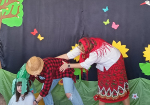 Przedstawienie w wykonaniu nauczycieli, dzieci i pracowników przedszkola