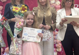 Amelka z nagrodą i dyplomem