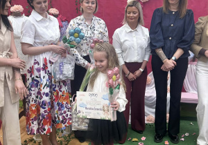 Marcelina z dyplomem i nagrodą