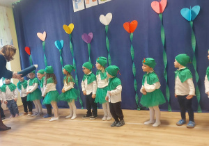 Pani Dyrektor pasuje dzieci z grupy Krasnale