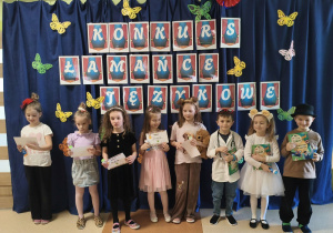 Uczestnicy konkursu z grupy Smerfów