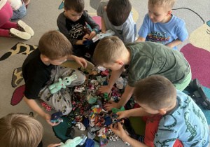 Chłopcy w poszukiwaniu odpowiedniego materiału