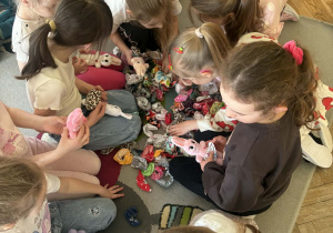 Dziewczynki ubierają swoje króliczki