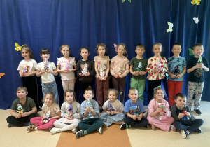 Smerfy ze swoimi królikami