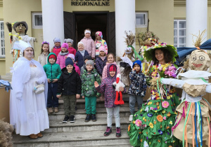 Przed Muzeum Regionalnym po rozstrzygnięciu konkursu na najbrzyszą marzannę