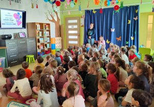 Dzieci obejrzały bajeczkę o kolorowej skarpetce