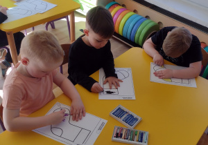 Misie projektują kolorowe skarpetki