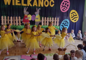 Dziewczynki z grupy Misiów w "Tańcu kurcząt"