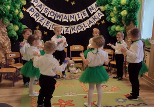 Maluchy w motylkowej piosence