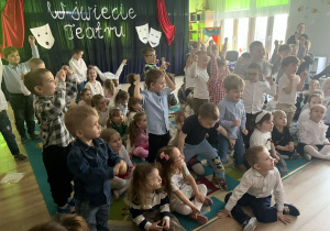 Chłopcy za pomocą pantomimy pokazali siłaczy