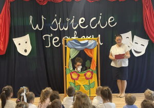 Dzieci obejrzały bajeczkę z wykorzystaniem kukiełek