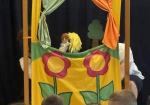 Dzieci obejrzały krótką bajeczkę z użyciem pacynek