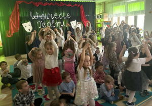 Dziewczynki za pomocą pantomimy pokazały postać baletnicy