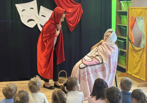 Improwizacja sceny z bajki o Czerwonym Kapturku