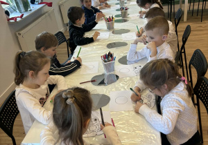 Smerfy na warsztatach w bibliotece