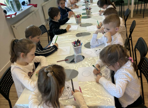 Wyjście Smerfów na warsztaty do biblioteki