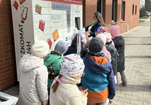 Smerfy poznały działanie książkomatu