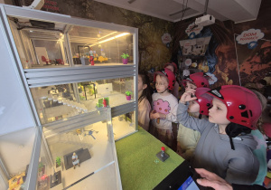 W hełmach strażackich