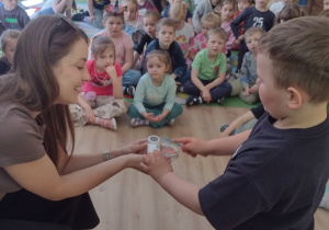 Staś zaprezentował prawidłowe mycie zębów