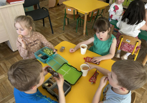 Zdrowe śniadanie w grupie Biedronek