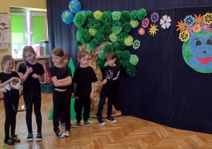 Grupa wandali ratuje porzuconego pieska