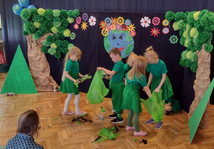 Leśne duszki sprzątają las