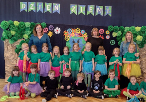 Słoneczka z wychowawczyniami i Panią Dyrektor