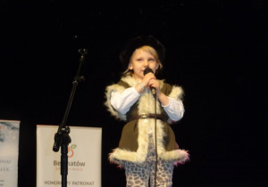 Dziewczynka śpiewa piosenkę.