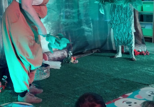 Bohaterka spotyka drzewo