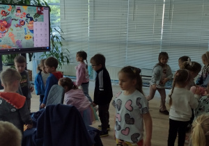 Dzieci poszukują w sali morskich akcentów