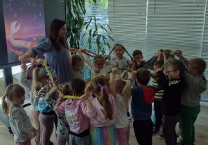 Zabawa z gumą sensoryczną