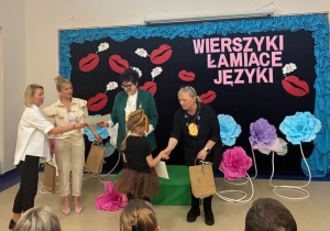 Laura odbiera dyplom i nagrodę