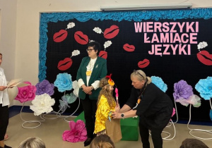 Marcelina odbiera dyplom i nagrodę