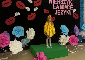 Marcelina recytuje wiersz "Dwa koguty"