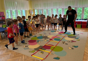 Tata Marceliny prezentuje kolejne ćwiczenie