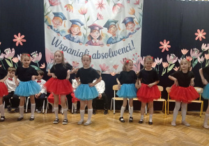 Dziewczynki w rockowym tańcu
