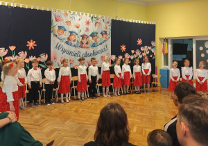 Wspólne odśpiewanie hymnu przedszkolnego