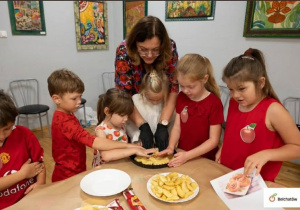 Słoneczka przygotowują szarlotkę z Panią Dyrektor