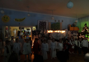 Dzieci z grupy Słoneczka w przedstawieniu dla rodziców.