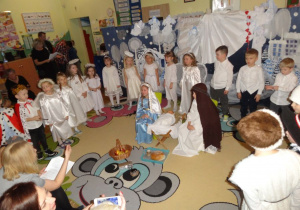 Dzieci z grupy Biedronki w przedstawieniu dla rodziców.
