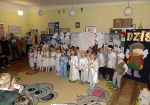 Dzieci z grupy Biedronki w przedstawieniu dla rodziców.