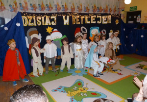 Dzieci z grupy Motylki w przedstawieniu dla rodziców.