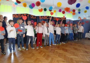 Dzieci z grupy Słoneczka w przedstawieniu dla ukochanych "dziadków'.