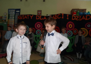 Dzieci z grupy Biedronki w przedstawieniu dla ukochanych "dziadków'.