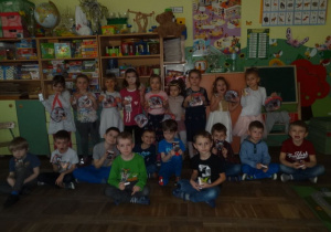 Dzieci z grupy Biedronki z prezentami z okazji Dnia Kobiet.