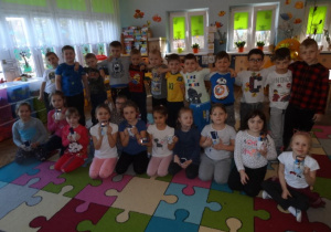 Dzieci z grupy Słoneczka z prezentami z okazji Dnia Kobiet.
