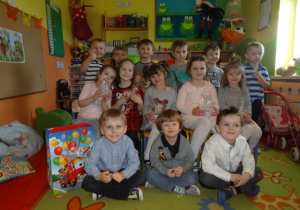 Dzieci z grupy Motylki z prezentami z okazji Dnia Kobiet.