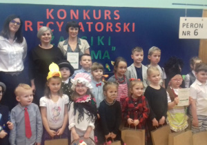 Dzieci i jury konkursu recytatorskiego.