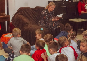 Pani Marta z biblioteki czyta dzieciom pt. "Bazyliszek"